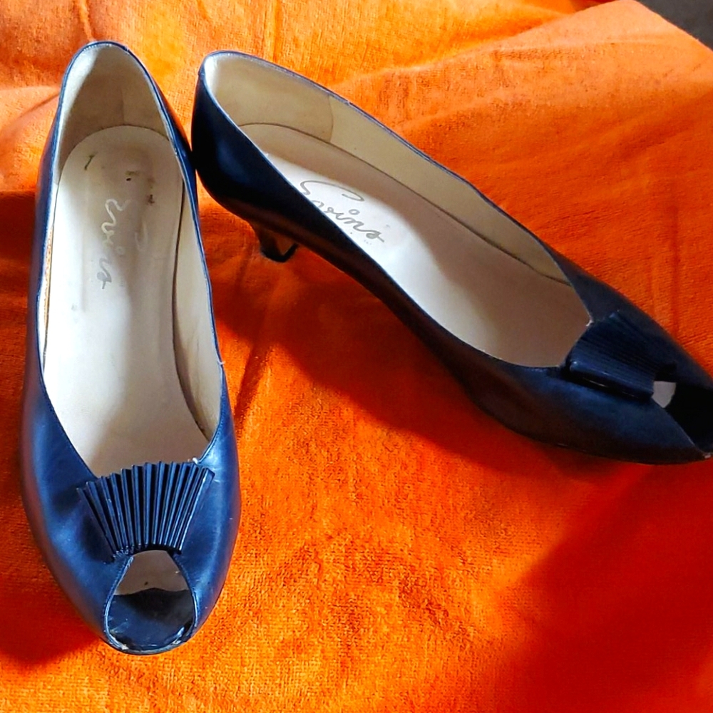 11B Evins navy peep toe pumps